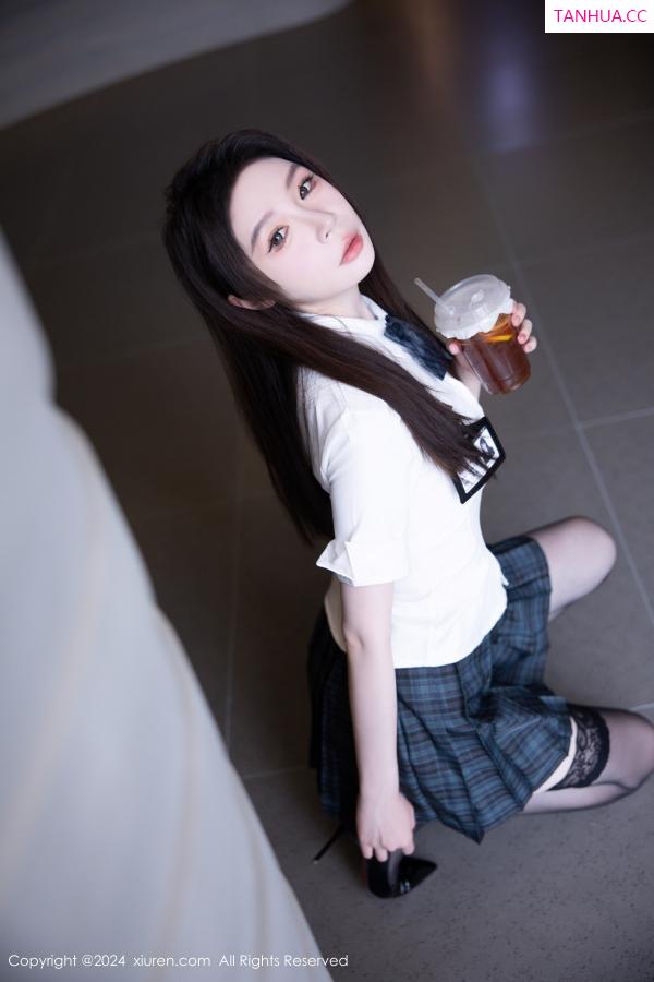 梦心玥  [XiuRen]高清写真图 2024.08.27 No.9074 梦心玥 黑丝美腿第10张图片